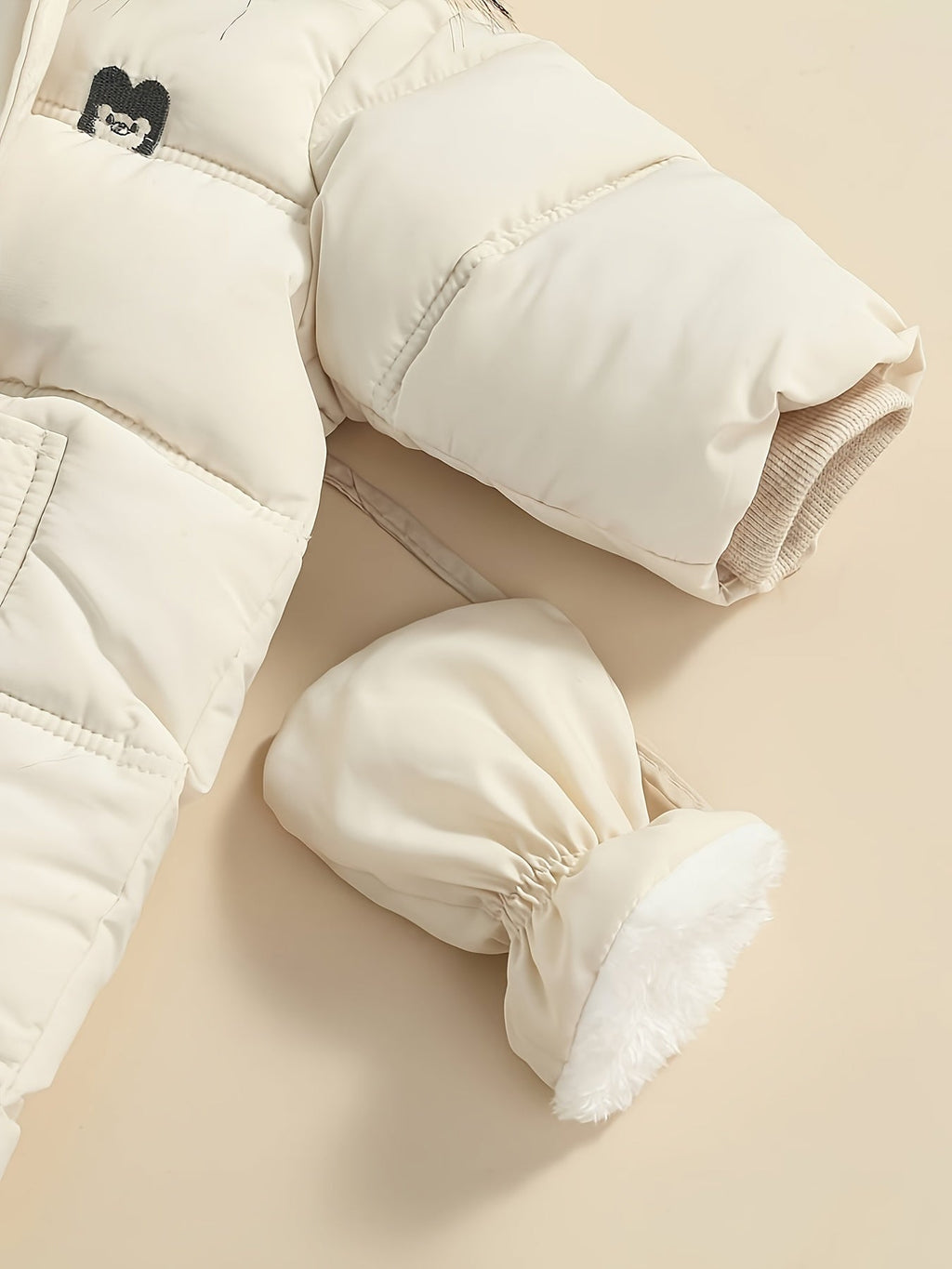 Snowy Baby Strampler – Warmer Winter-Overall inklusive Kapuze für draußen