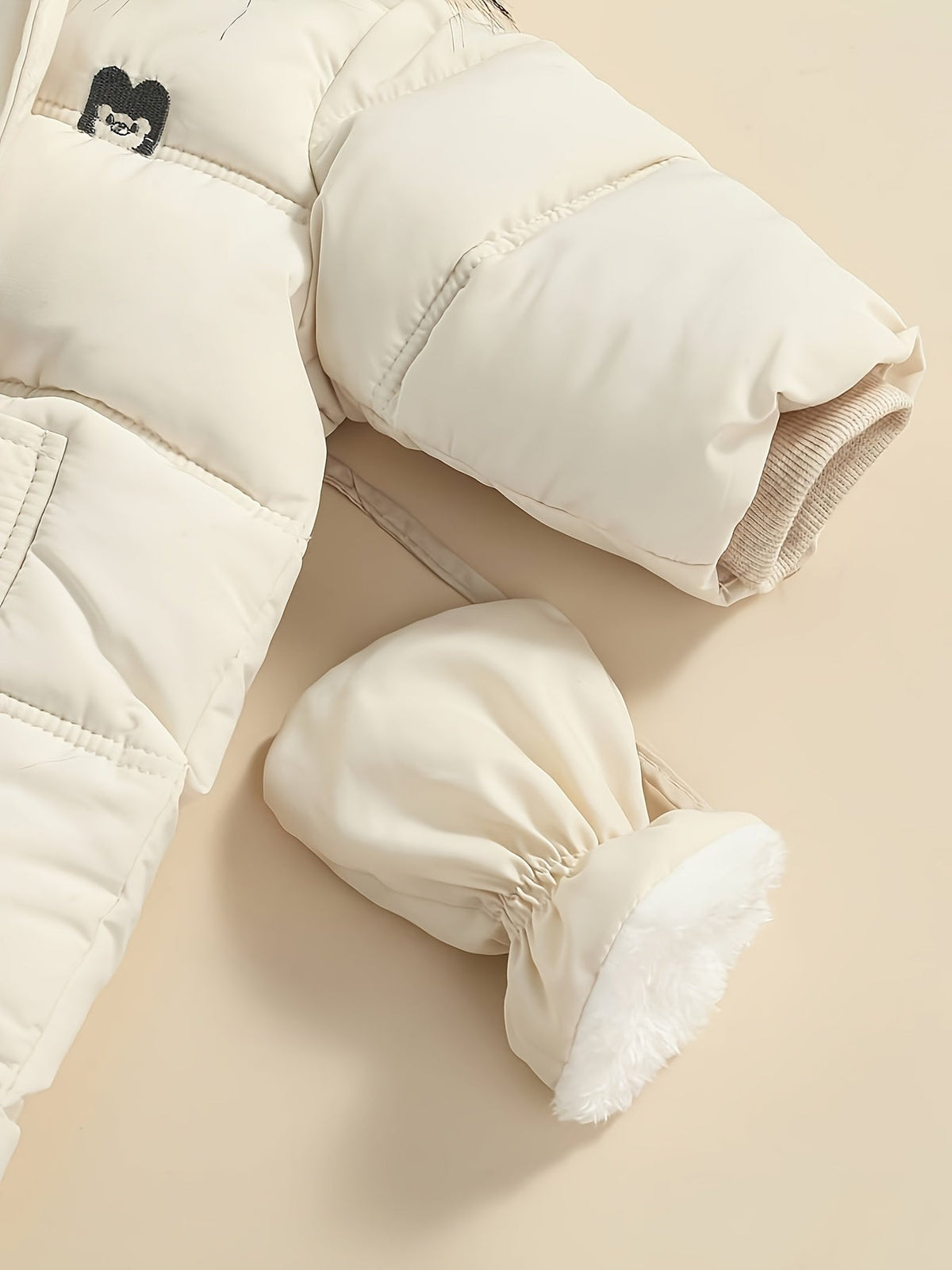 Snowy Baby Strampler – Warmer Winter-Overall inklusive Kapuze für draußen