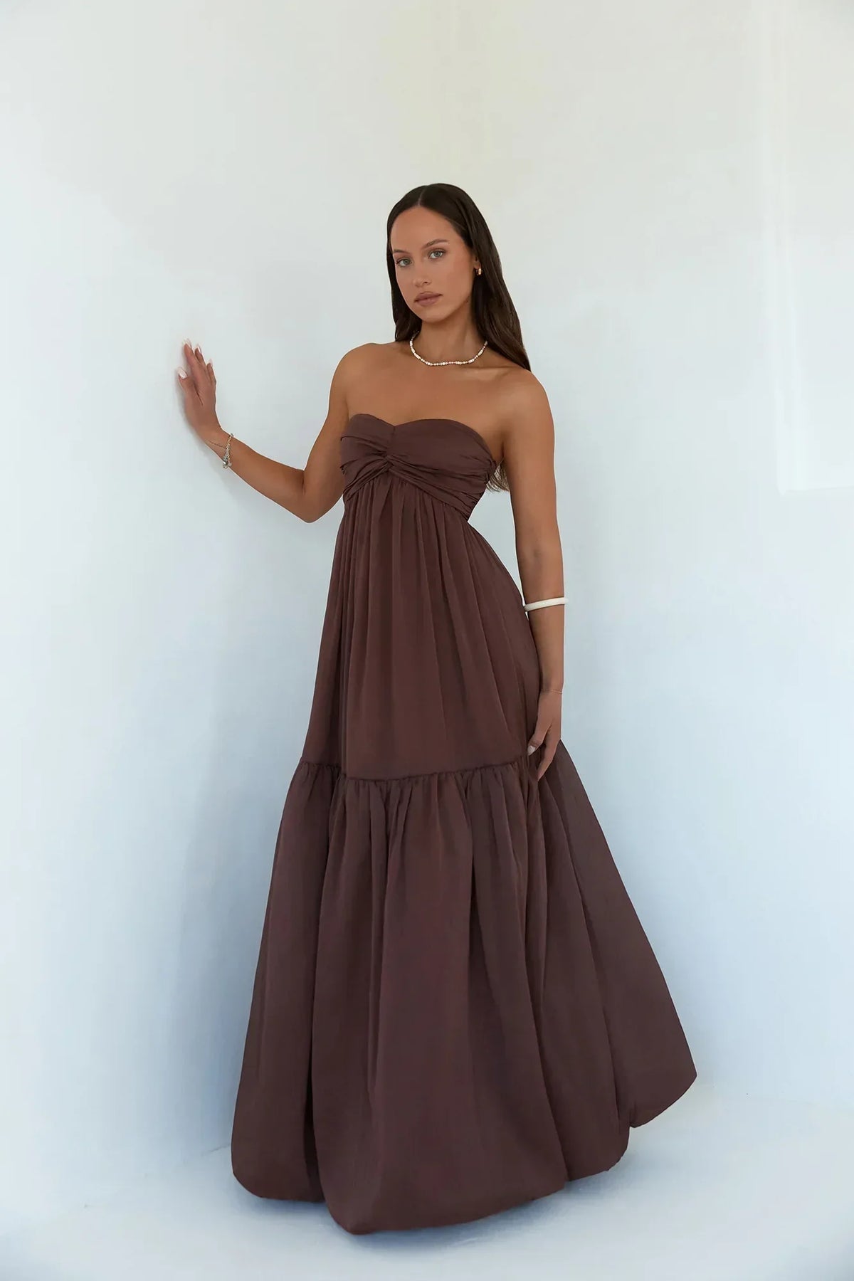 Schulterfreies Maxikleid mit offenem Rücken