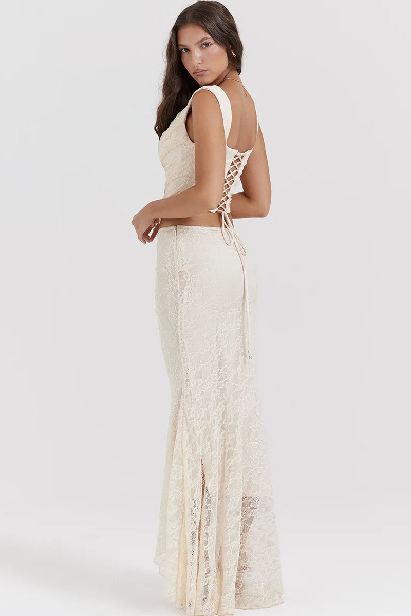 Maxikleid mit kurzem Schnitt und Spitze
