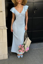 Rückenfreies Kleid mit V-Ausschnitt, Strickstruktur und Rüschen