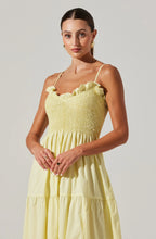 Seraphine – Maxikleid mit Rüschen und Beinschlitz