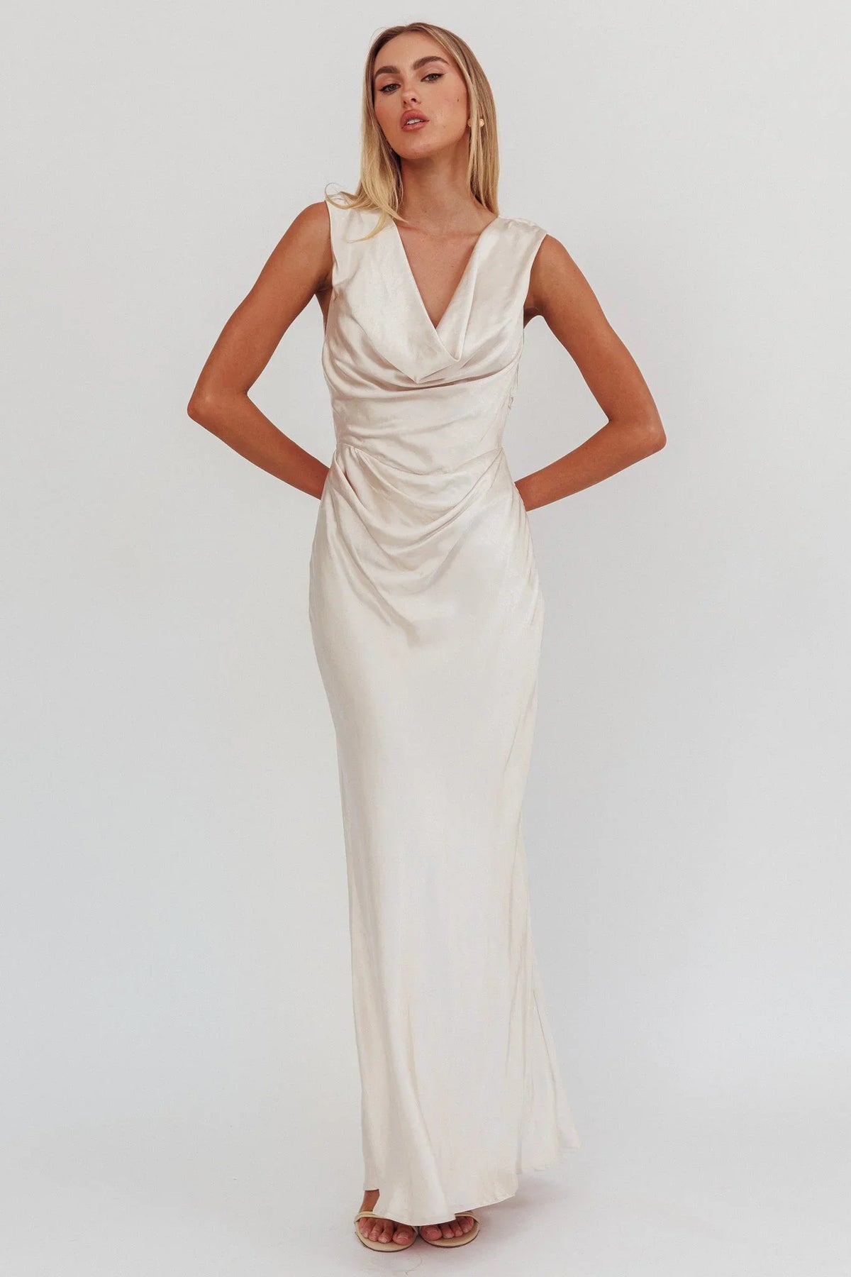 Chills – Satin-Maxikleid mit Wasserfall-Ausschnitt