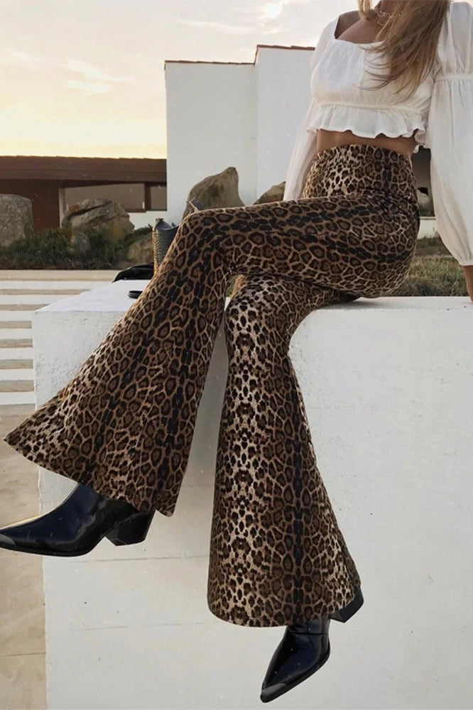 Figurbetonte Hose mit ausgestelltem Schnitt und Leopardenmuster