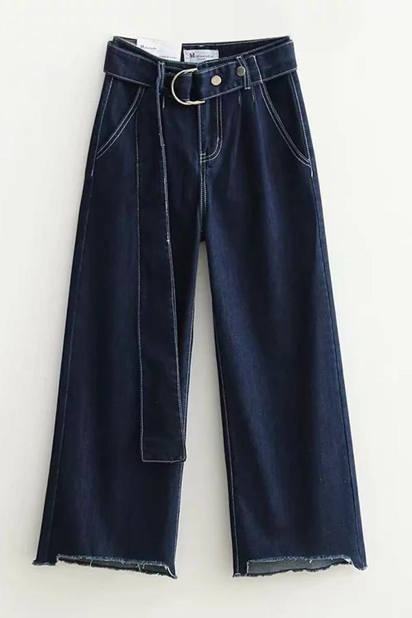 High-Waist Jeans mit ausgefranstem Saum und Gürtel