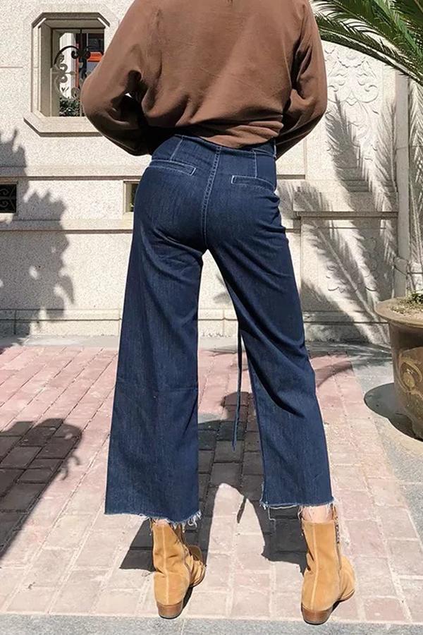 High-Waist Jeans mit ausgefranstem Saum und Gürtel