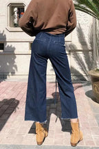 High-Waist Jeans mit ausgefranstem Saum und Gürtel