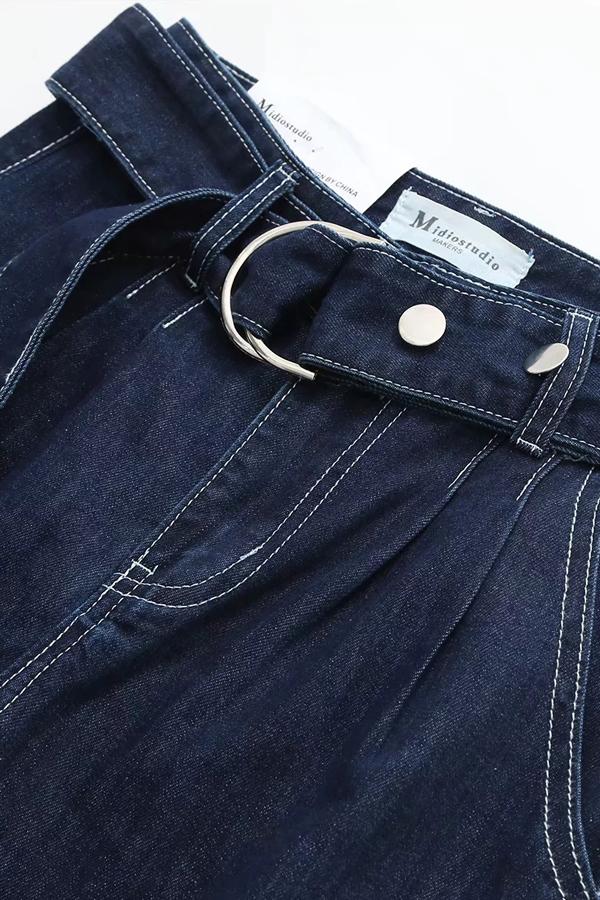 High-Waist Jeans mit ausgefranstem Saum und Gürtel