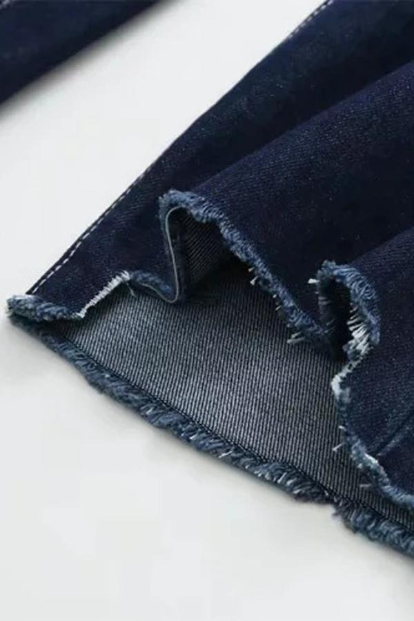 High-Waist Jeans mit ausgefranstem Saum und Gürtel