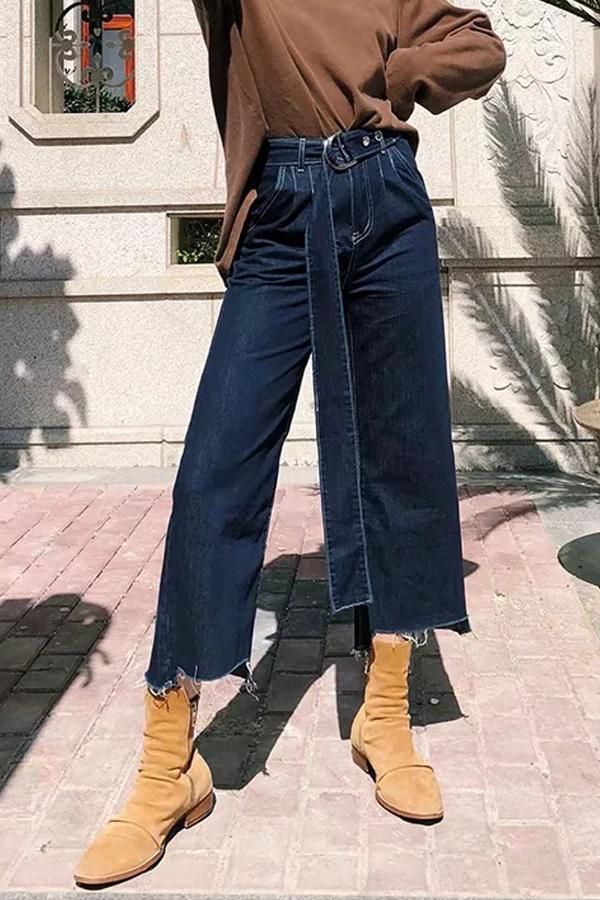 High-Waist Jeans mit ausgefranstem Saum und Gürtel