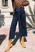 High-Waist Jeans mit ausgefranstem Saum und Gürtel