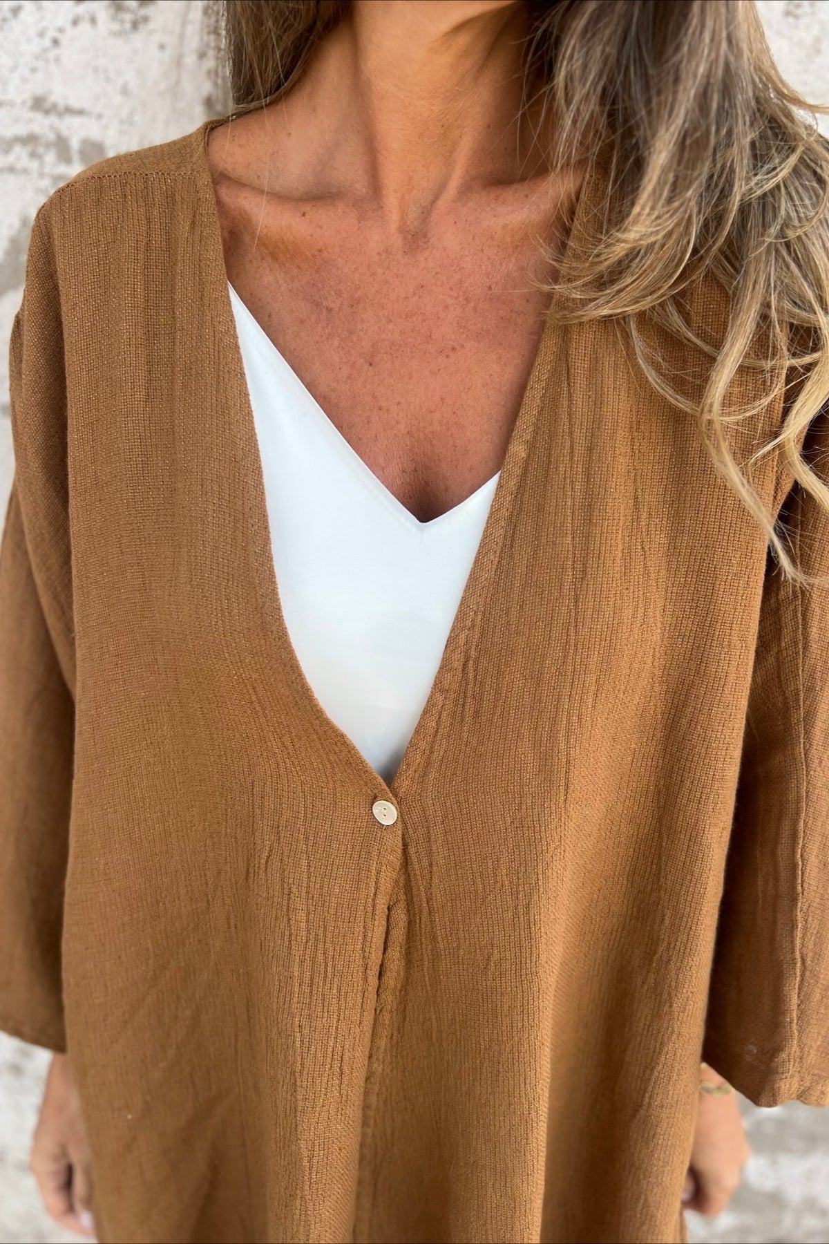 Locker geschnittene Strickjacke mit V-Ausschnitt und langen Ärmeln
