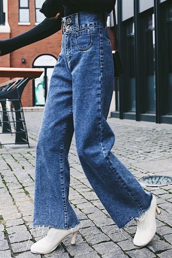 High-Waist Wide-Leg-Jeans mit ausgefranstem Saum und Knopfleiste