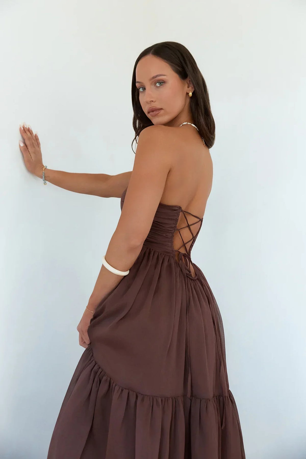 Schulterfreies Maxikleid mit offenem Rücken