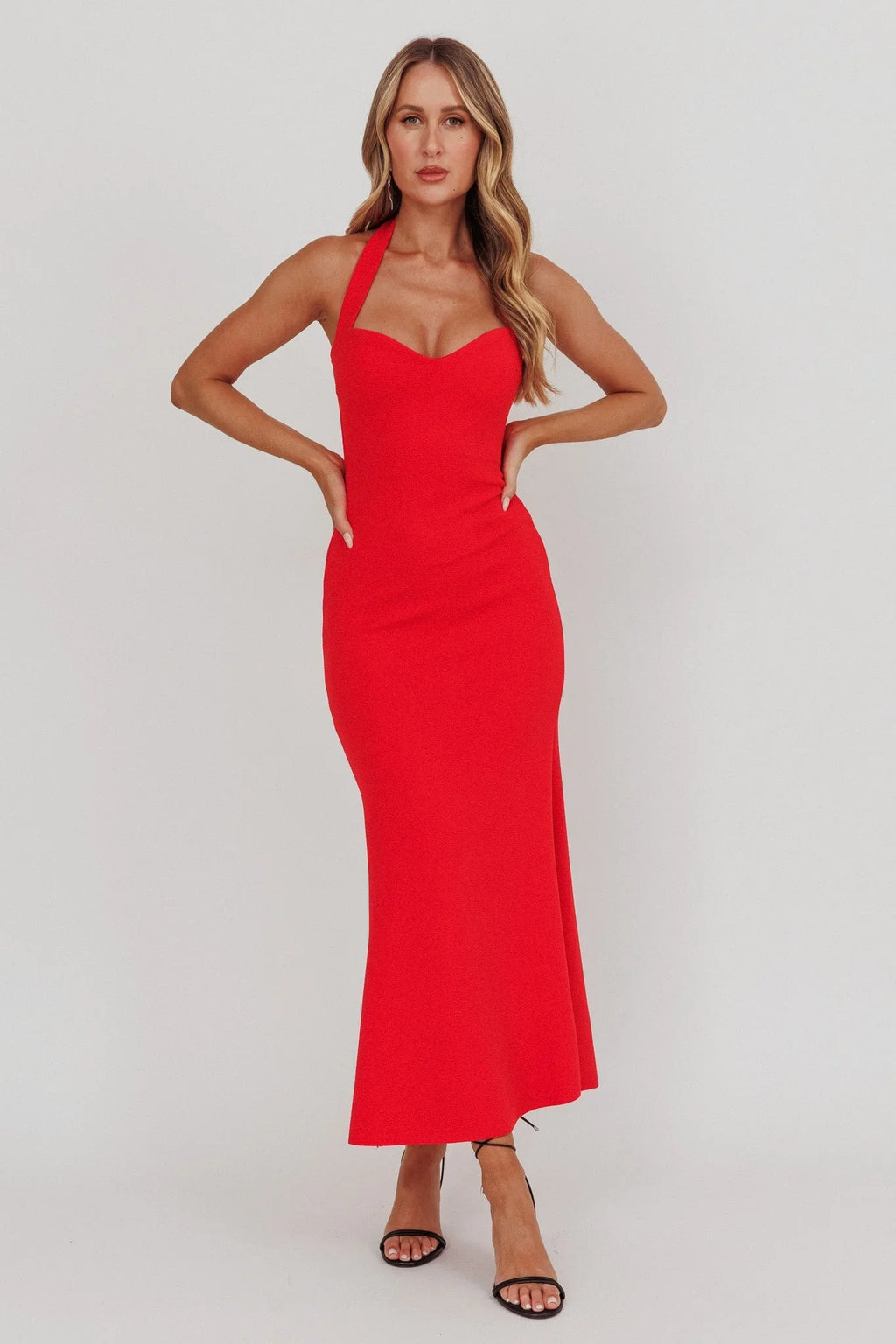 Fire – Satin-Maxikleid mit Neckholder und Kristallen