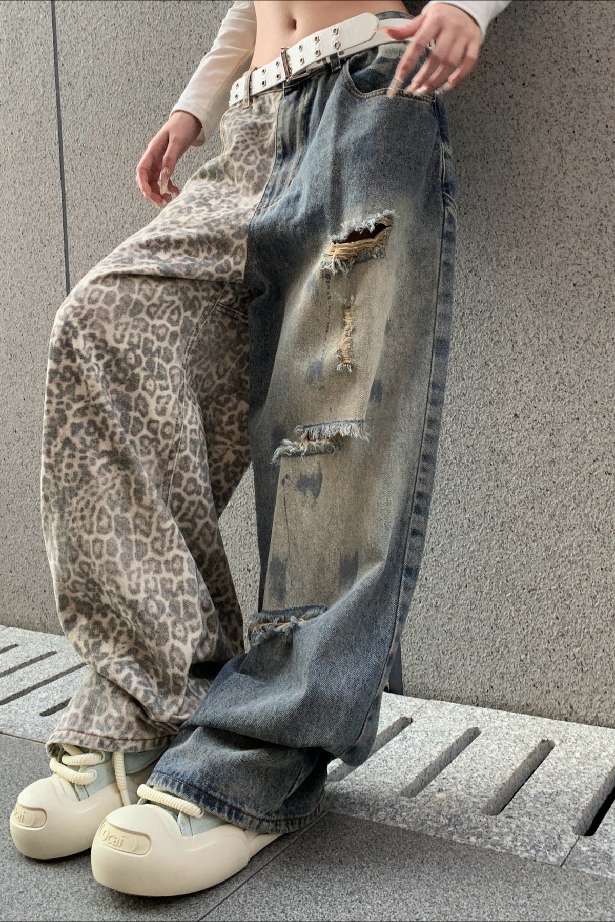 Jeans mit weitem Bein und Leopardenmuster in Blau