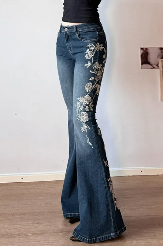 Jeans mit Stickerei in Blau