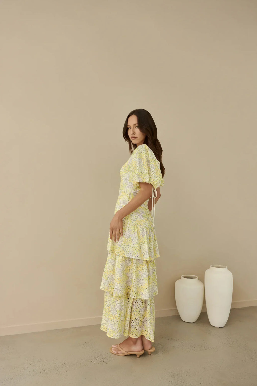 Corinna – Spitzen-Maxikleid mit Puffärmeln und Volants