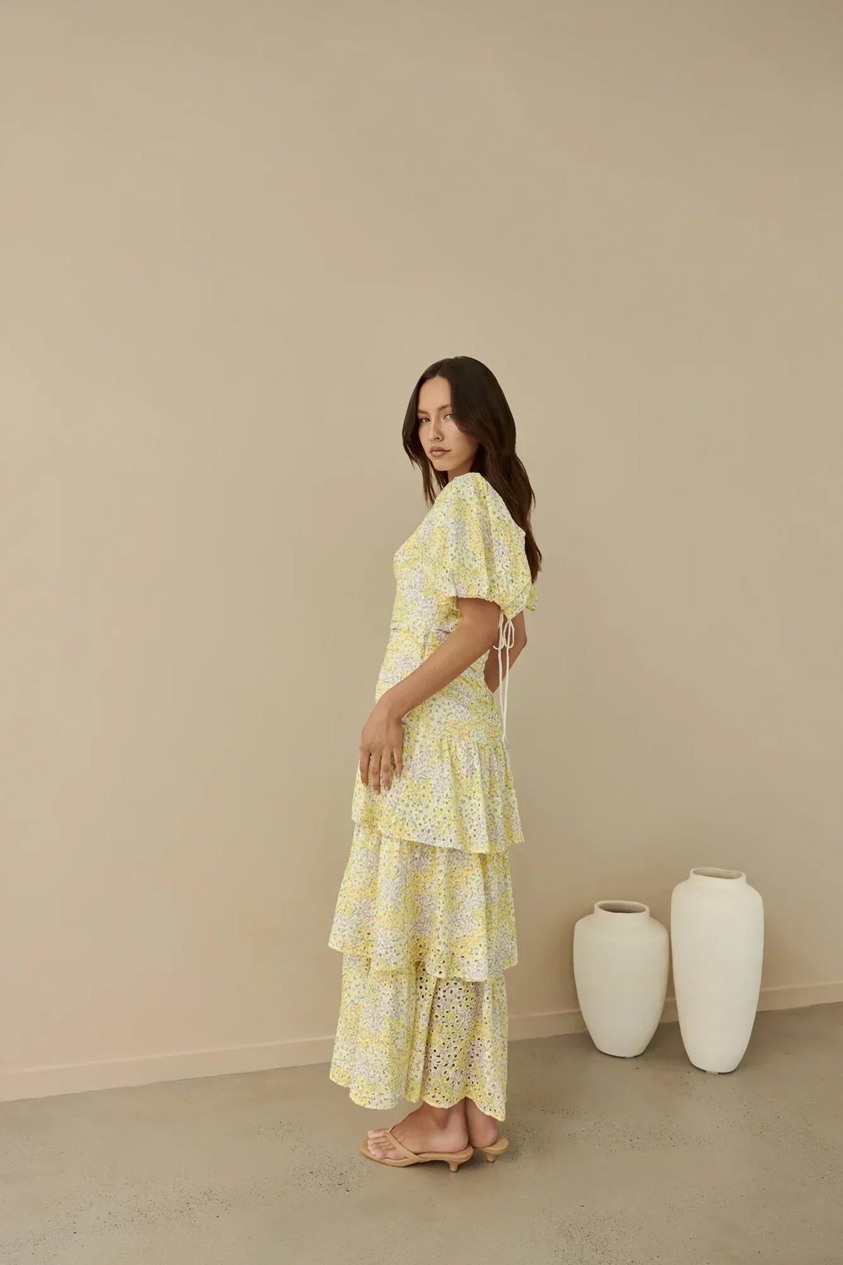 Corinna – Spitzen-Maxikleid mit Puffärmeln und Volants
