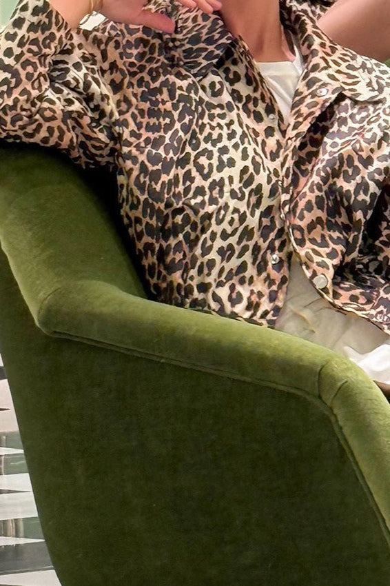 Jacke mit kurzem Schnitt, Reißverschluss und Leopardenmuster