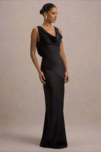 Figurbetontes Maxikleid mit Satinoptik in Claret