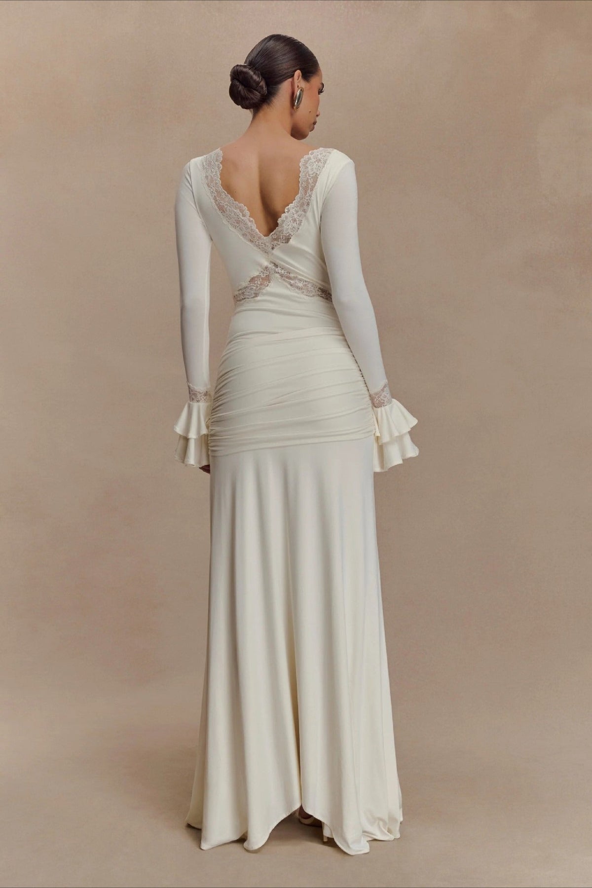 Figurbetontes Maxikleid mit Trompetenärmeln, ausgestelltem Schnitt und Spitze