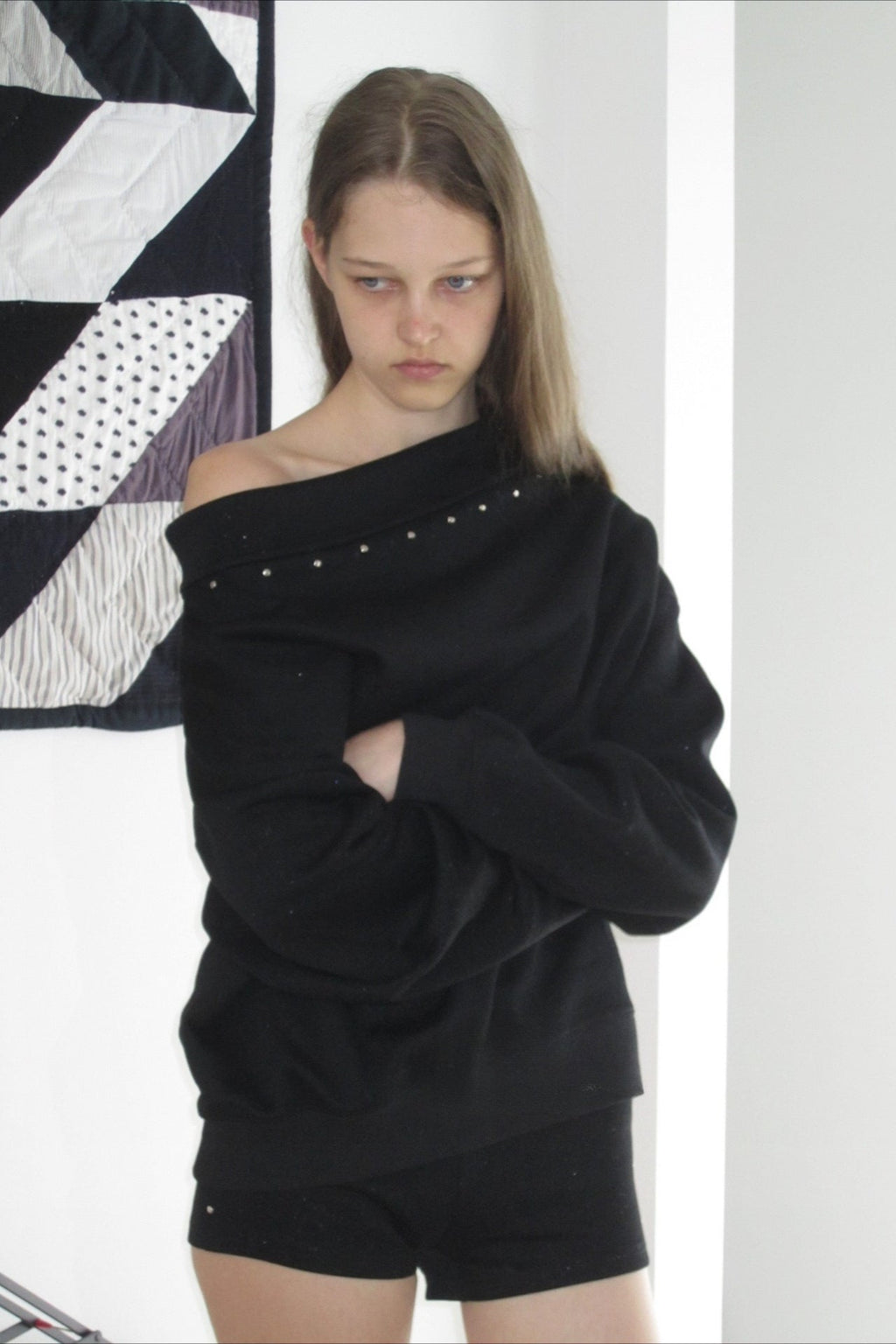 Schulterfreies Sweatshirt mit langen Ärmeln