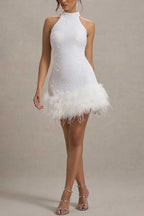 Figurbetontes Kleid mit Pailletten in Weiß