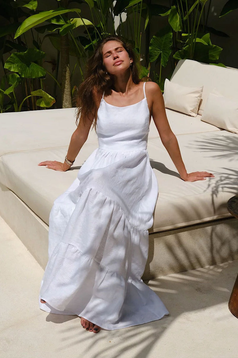 Rückenfreies Maxikleid mit Rüschen in Weiß