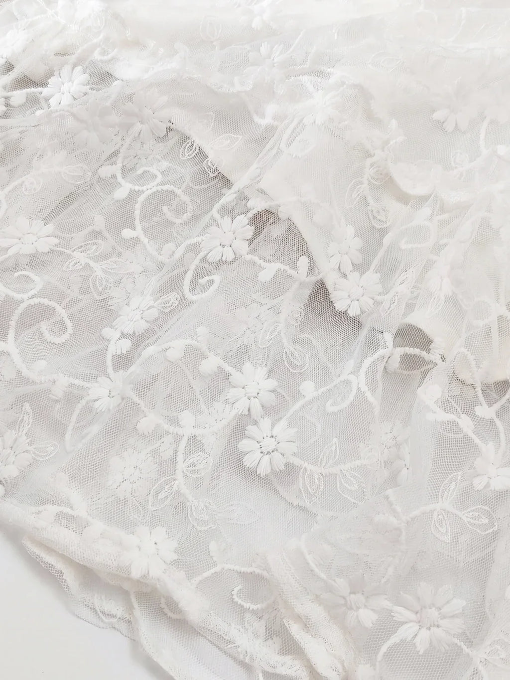 Spitzen-Maxikleid mit eckigem Ausschnitt und Volants
