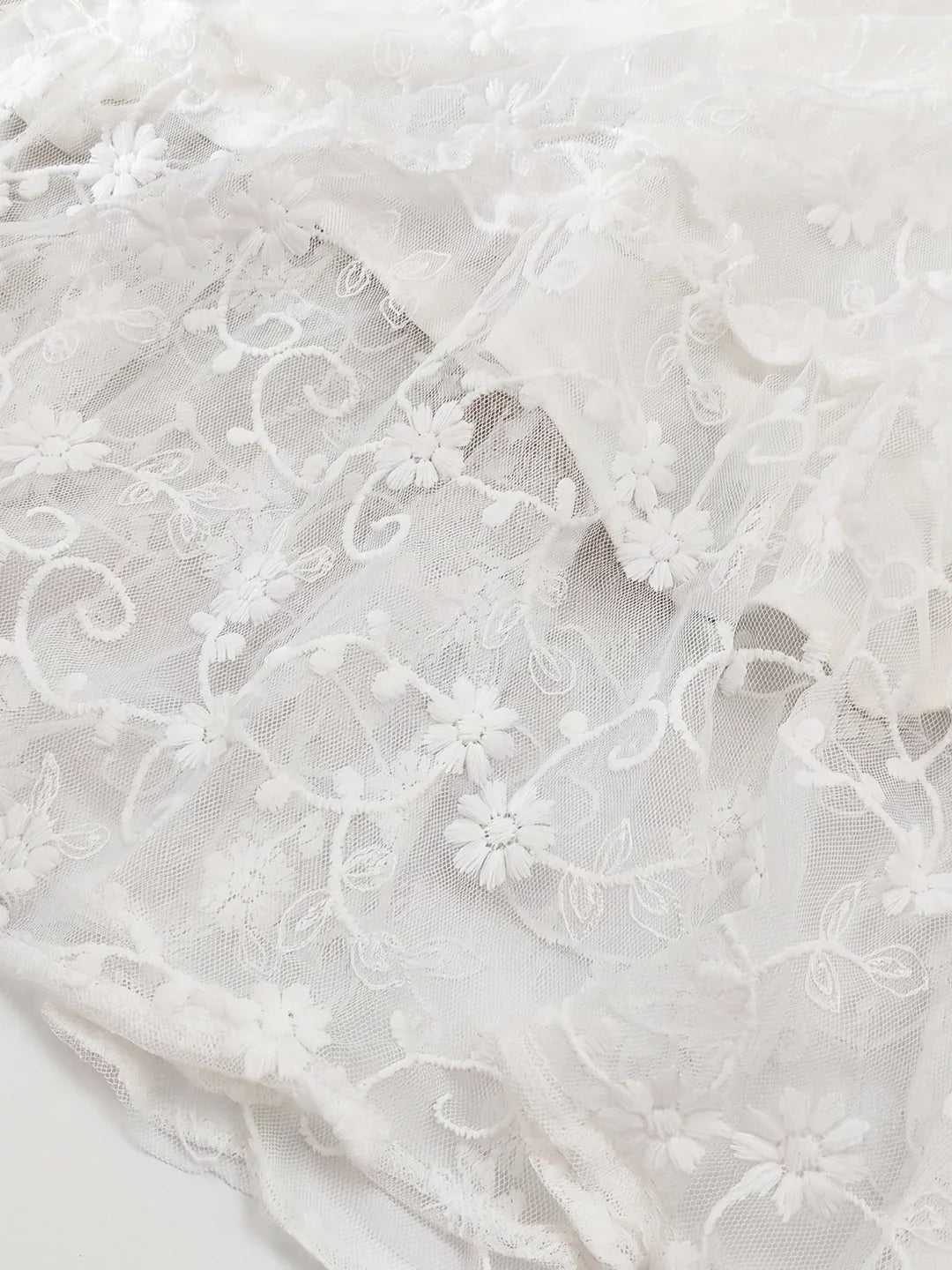Spitzen-Maxikleid mit eckigem Ausschnitt und Volants