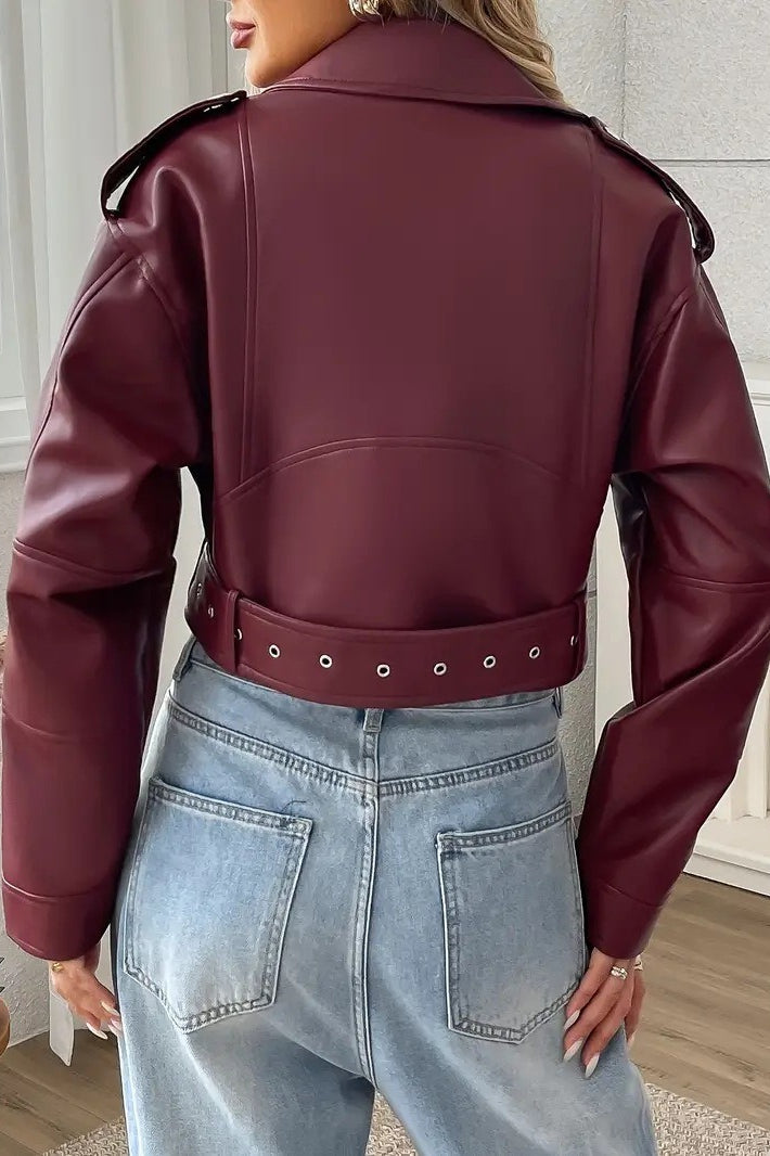Jacke mit kurzem Schnitt und Kunstleder in Schwarz