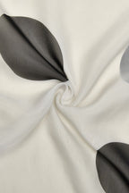 Figurbetontes Maxikleid mit Punktemuster in Weiß mit Schulterfrei
