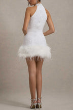 Figurbetontes Kleid mit Pailletten in Weiß