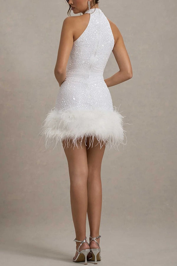 Figurbetontes Kleid mit Pailletten in Weiß