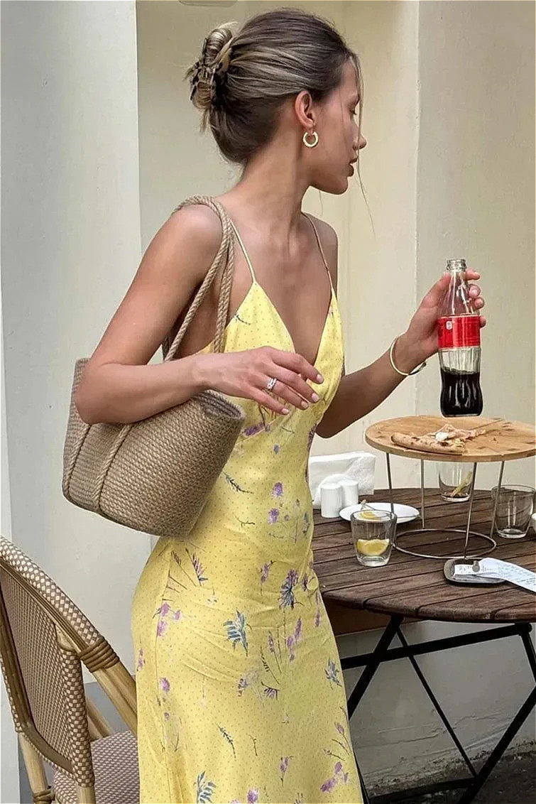 Kleid mit Blumenmuster in Gelb mit V-Ausschnitt