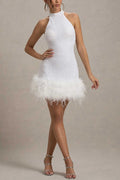 Figurbetontes Kleid mit Pailletten in Weiß