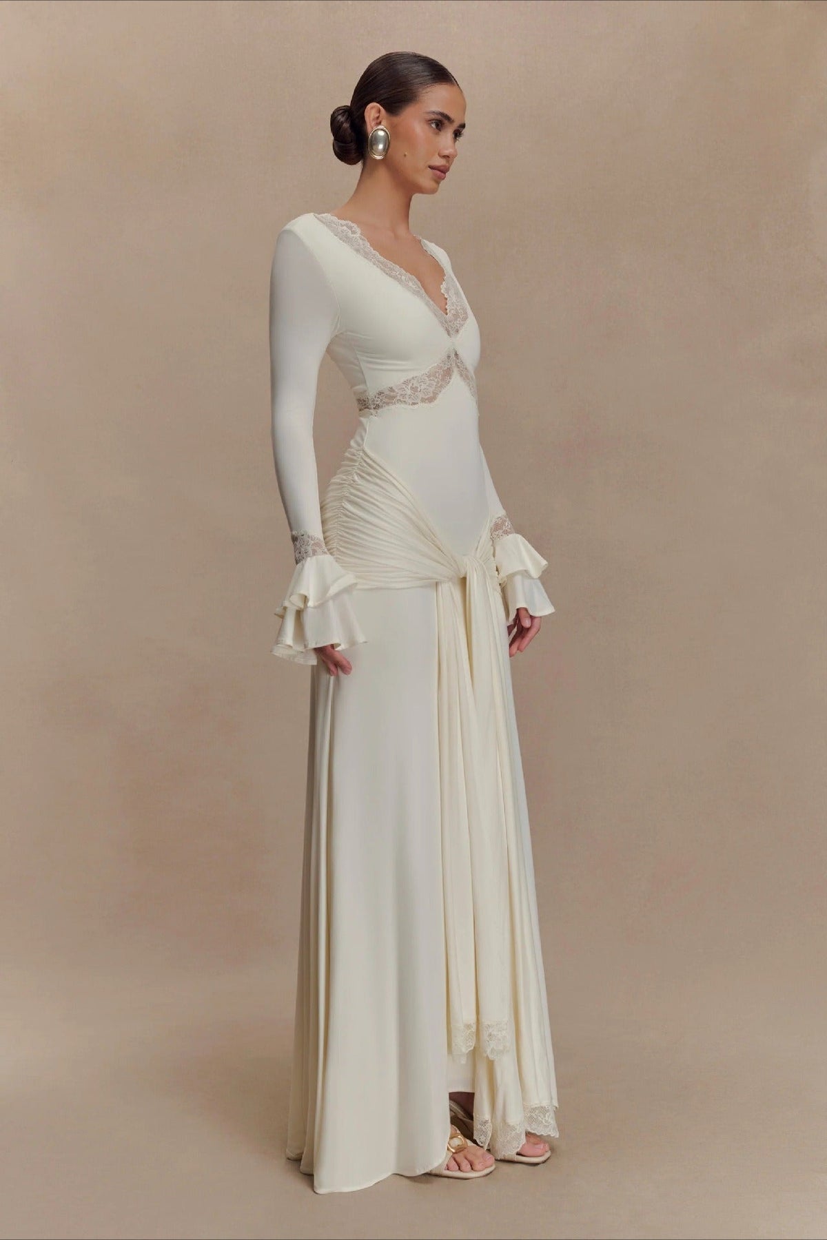 Figurbetontes Maxikleid mit Trompetenärmeln, ausgestelltem Schnitt und Spitze