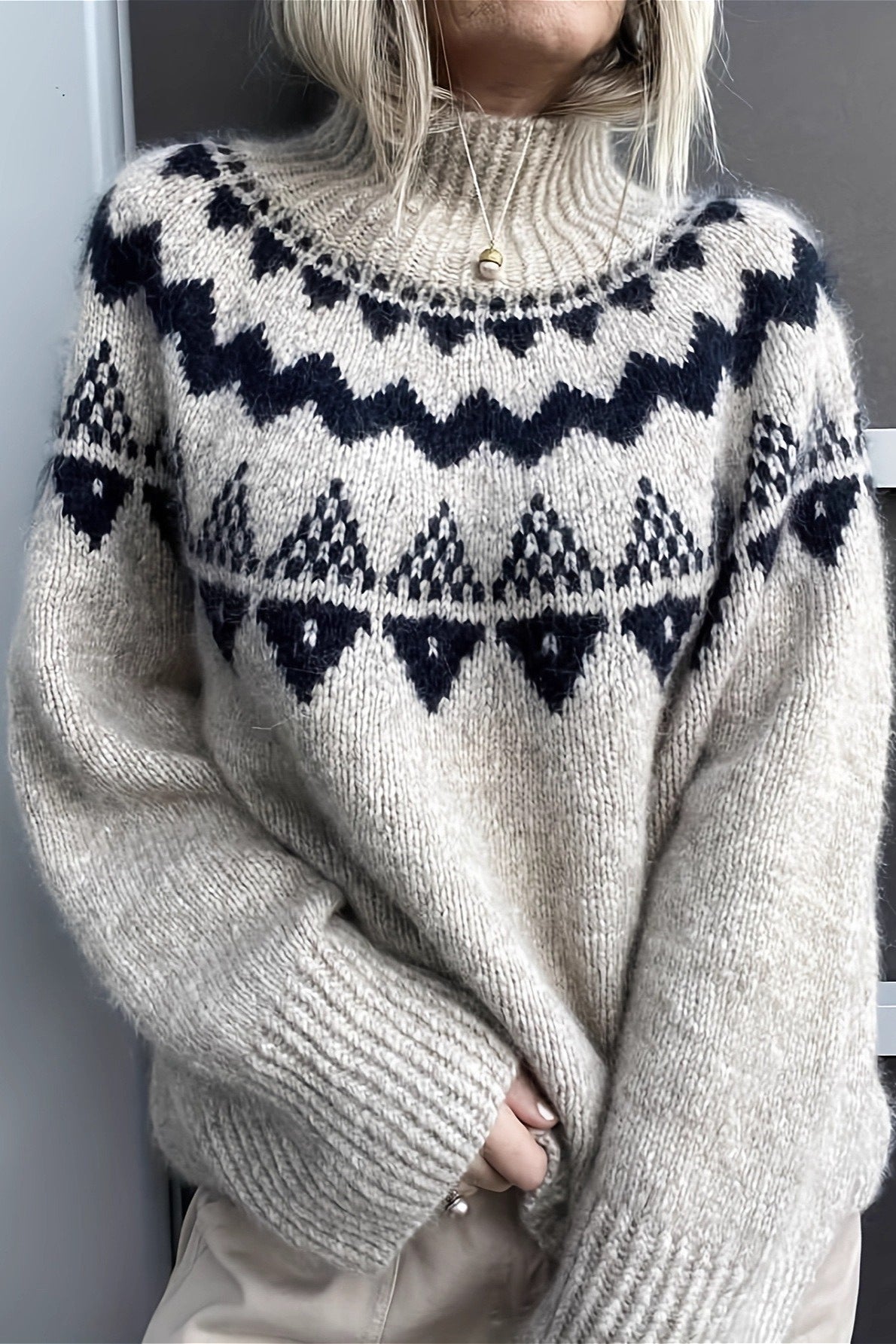 Locker geschnittener Pullover mit Strickstruktur in Grau