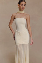 Caspian – Schulterfreies Maxikleid mit Mesh-Akzenten