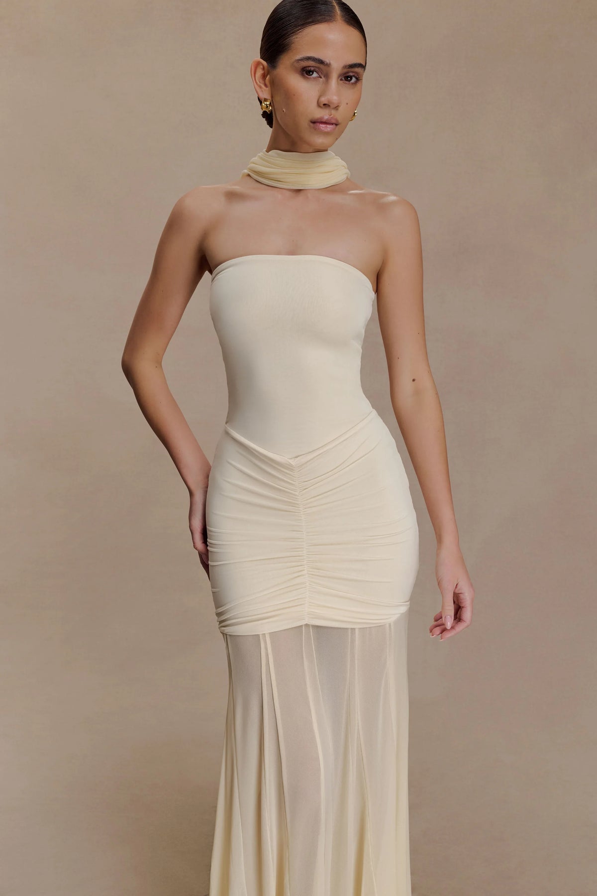 Caspian – Schulterfreies Maxikleid mit Mesh-Akzenten