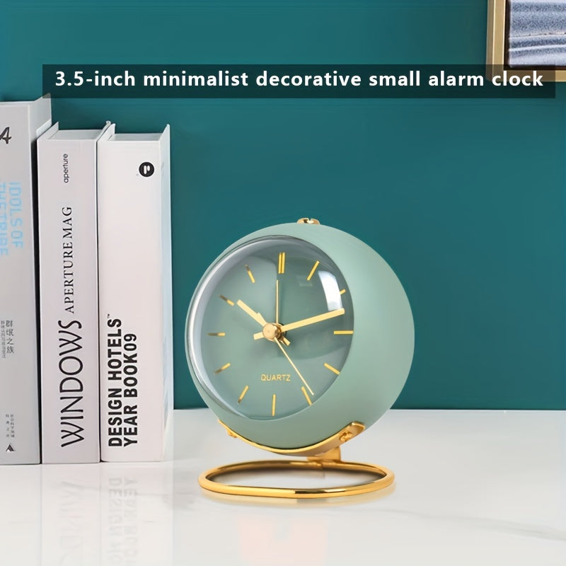 Nordic Silent Desk Clock: Leuchtende Zeiger & Metallrahmen