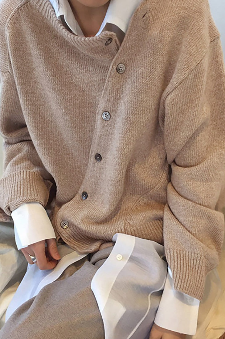 Asymmetrischer Pullover mit Rundhalsausschnitt, Knopfdetails und Strickstruktur