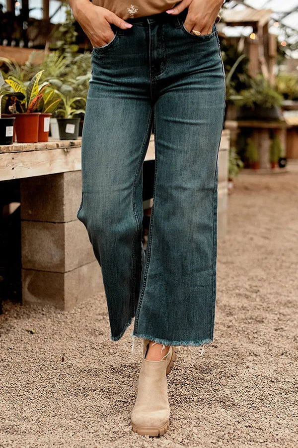 Mid-Rise Straight-Leg-Jeans mit ausgefranstem Saum und aufgesetzten Taschen