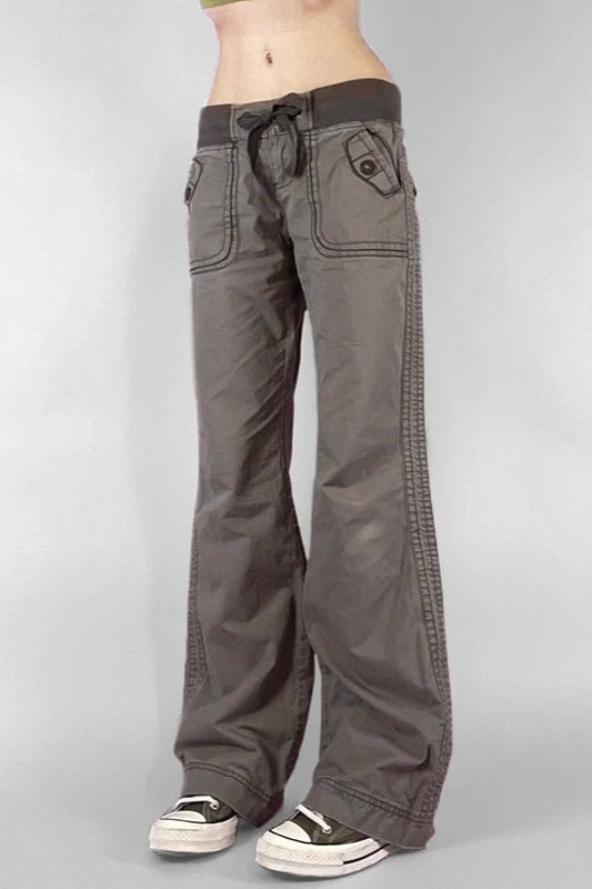 Jeans mit niedriger Taille und Taschen in Grau