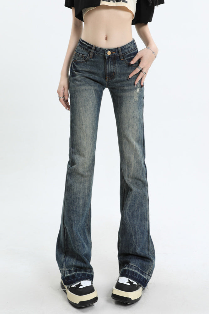 Figurbetonte Jeans mit ausgestelltem Schnitt und niedriger Taille