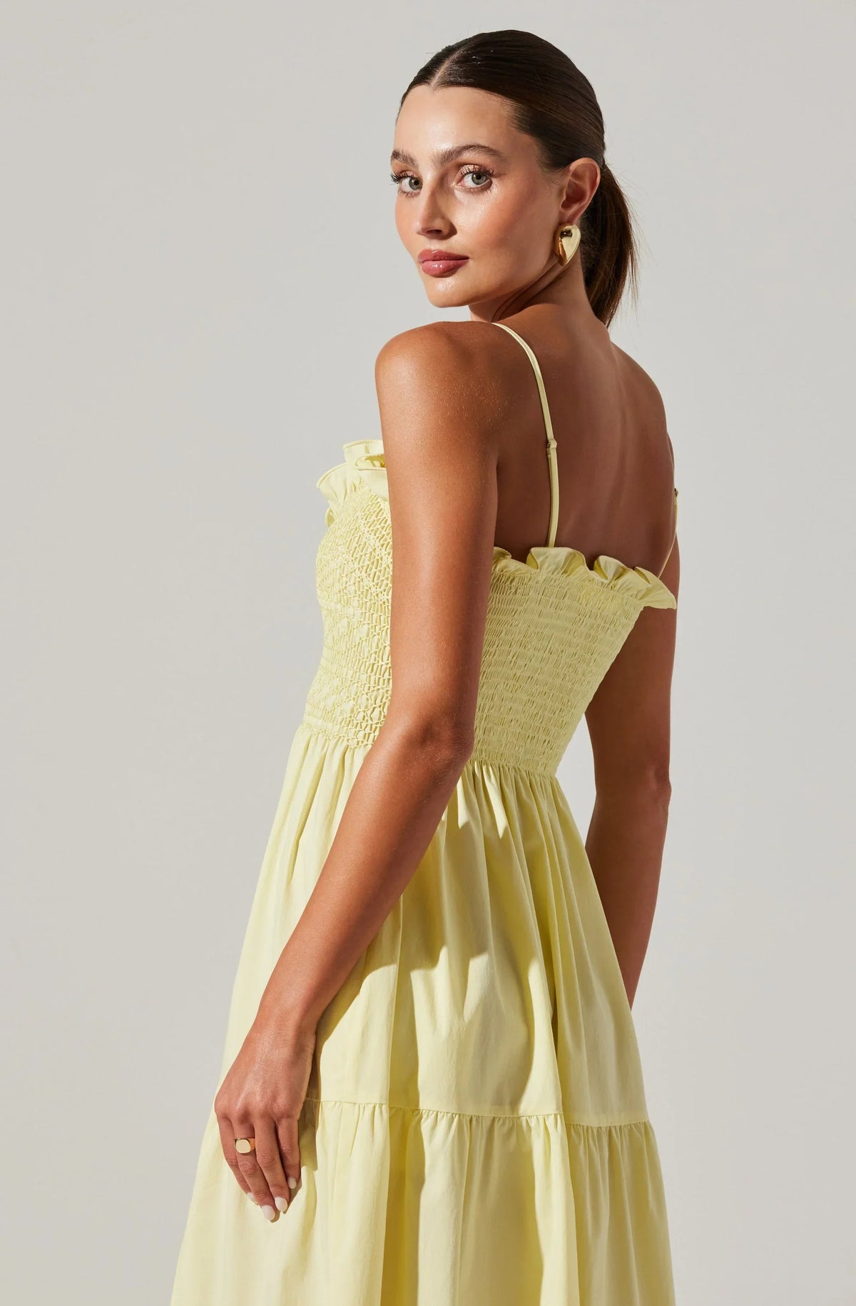 Seraphine – Maxikleid mit Rüschen und Beinschlitz