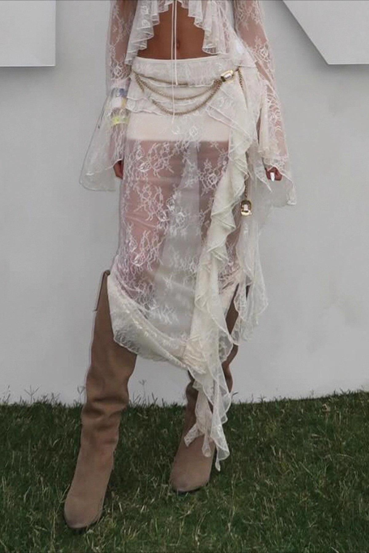 Asymmetrischer Rock mit Spitze und Rüschen