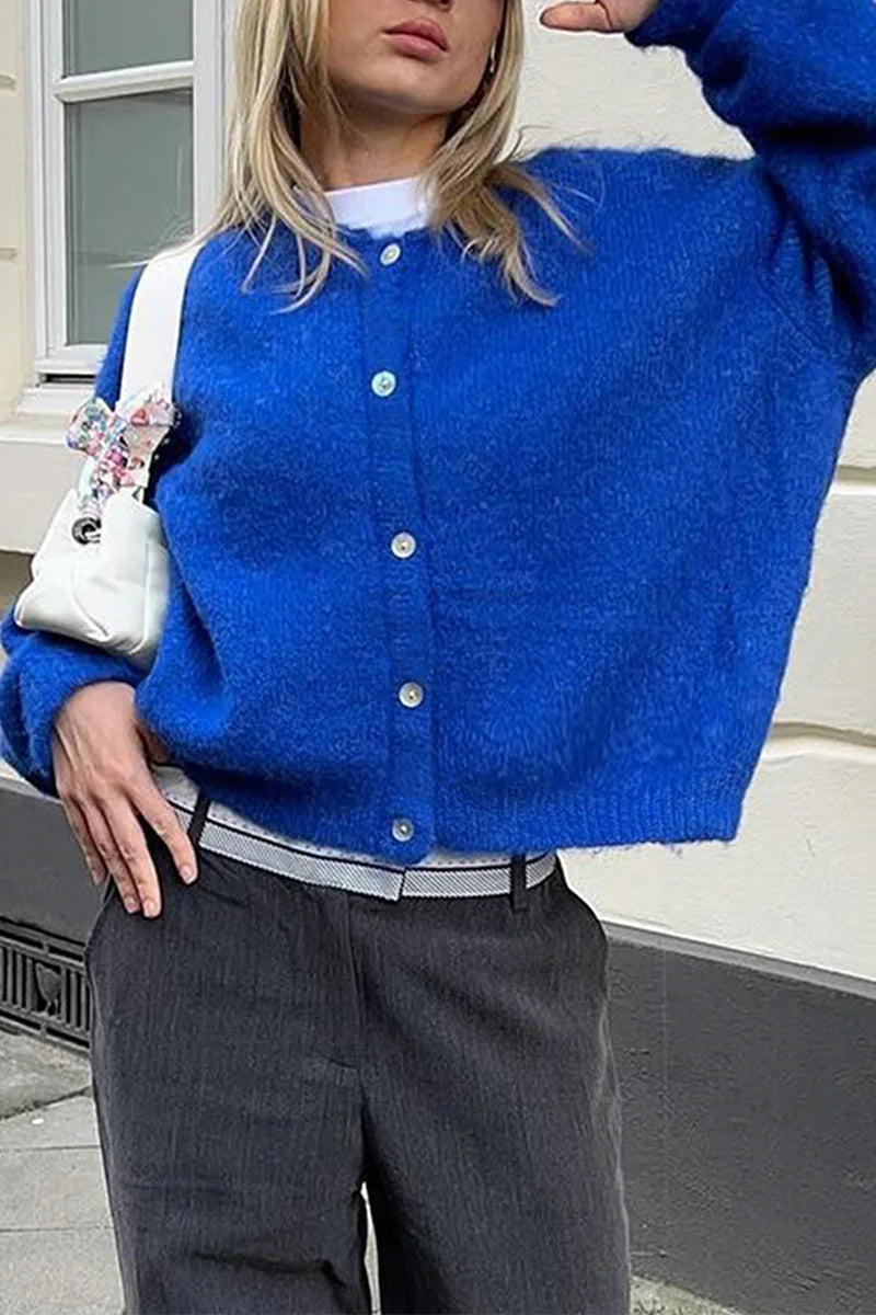Strickjacke mit kurzem Schnitt, Knopfdetails und Strickstruktur