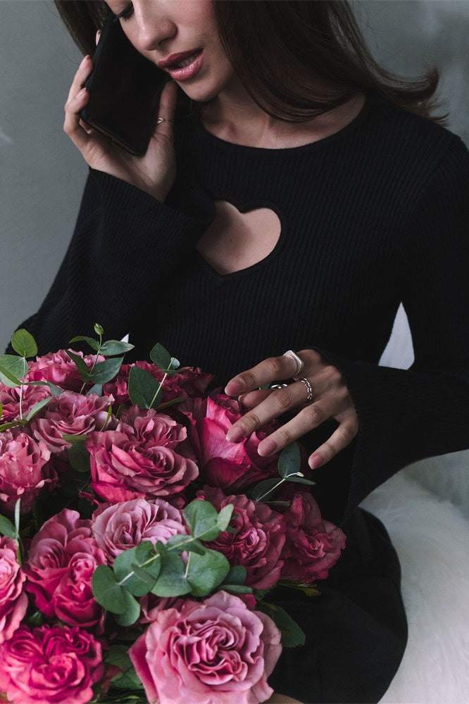 Figurbetonter Pullover mit Aussparungen und Strickstruktur